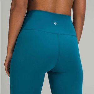 Lululemon Wunder Train High-Rise Tight 28"
Capri
